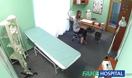 دو عضلانی بانوان لیس یکدیگر کلیپ ضربدری