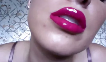 - یک دختر زیبا و شسته شده با کلیپ سکسی کیفیت بالا دهان